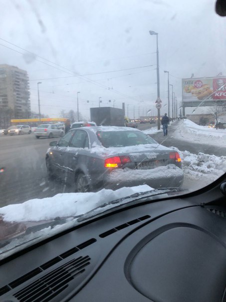 Въезд на Володарский мост в сторону Ломоносовской только со второго ряда