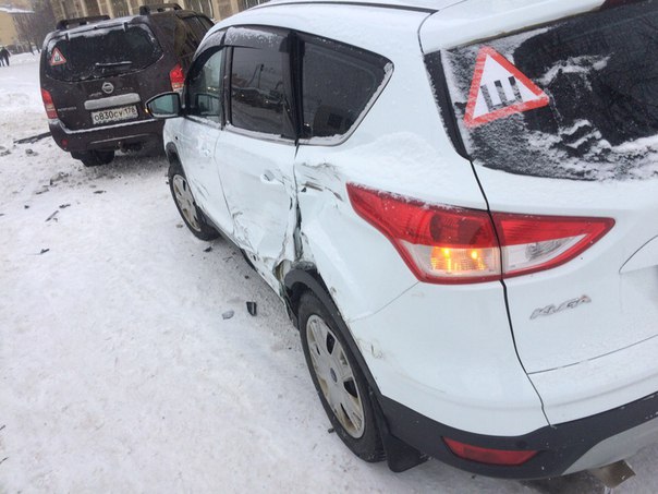 На Боровой 116 сегодня Ford Куга поворачивал с левой полосы налево, а Нисан въехал в Форду в левую ...