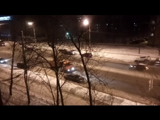 На Дальневосточном глобальная уборка снега. Машины перемещают на эвакуаторах. От Народной по стороне...