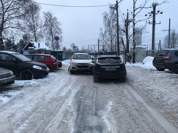 В Мурино на углу Веселой и Кооперативной - не веселое ДТП. Проезда нет. Ждём ГАИ