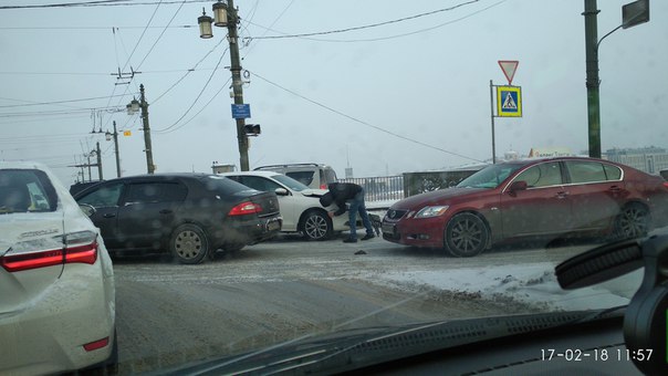 Авария из трех машин на Литейном мосту в сторону каменоостровского проспекта пробке быть ДПС нет, вс...