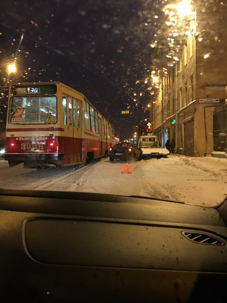 На Кондратьевском проспекте автомобиль врезался в припаркованный эвакуатор , перед поворотом на улиц...