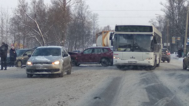 В посёлке Горелово, вроде девушка на БМВ вылетела на встречку.