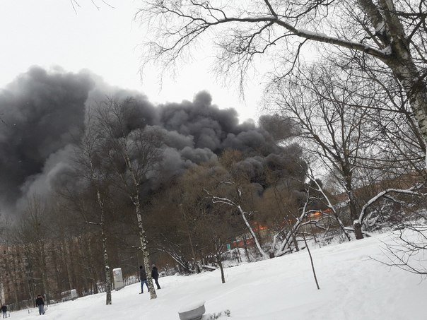 На Тамбасова 5Г горят ангары вместе с машинами. Дым всё заволок...
