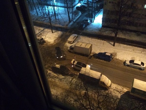 Второй день подряд на улице Руднева 27 (корпус 1) ДТП, выезжающий из двора не убидившись в безопасно...