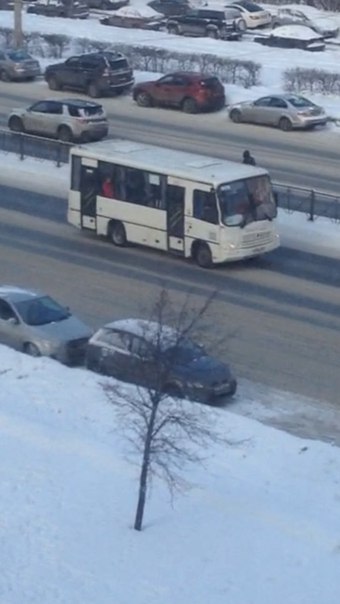 Олимпийское спокойствие ходунка по неолимпийской "трассе" на Ленинском проспекте в левом ряду. "Спор...