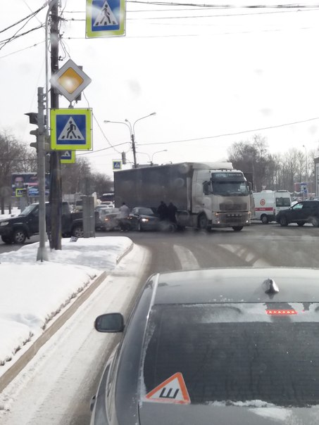 Две легковые и фура на перекрёстке Московского и Дунайского.