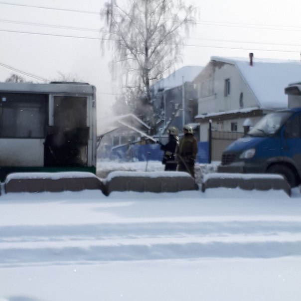 Горит автобус на Таллинке. Пожарные тушат.
