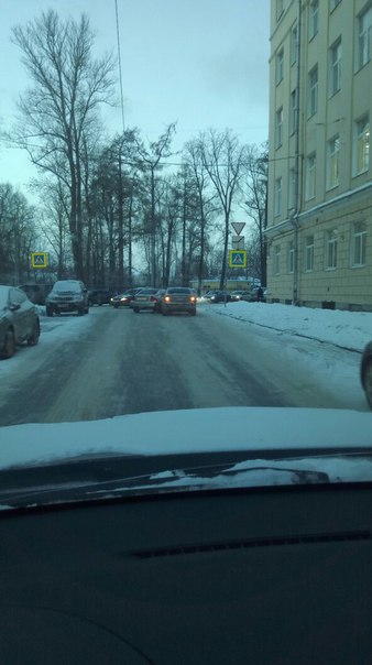Перекресток улиц Уфимской и Академика Павлова. Заняли 1,5 полосы.