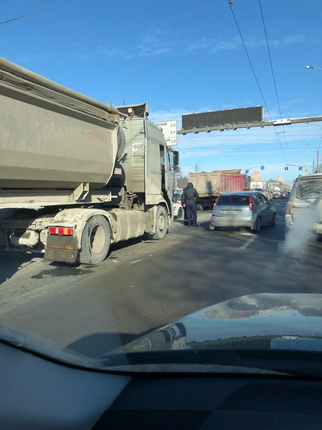 На Пискаревском перед Маршала Блюхера случилось ДТП, заняли средний ряд, но проезжабельно. ДПС на ме...