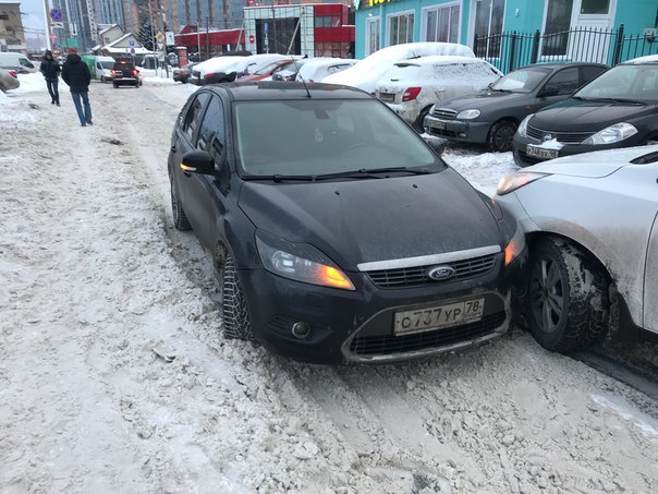 В Мурино на углу Веселой и Кооперативной - не веселое ДТП. Проезда нет. Ждём ГАИ