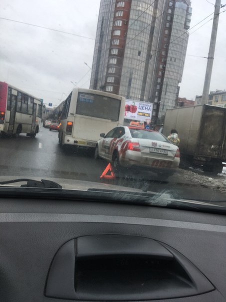 Такси догнала маршрутку на Ленинском, в правом ряду не доезжая Ленсовета.