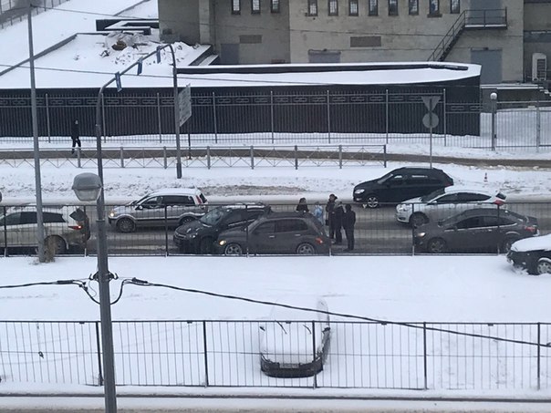 4 машины стоят в ДТП на проспекте Сизова, 14.