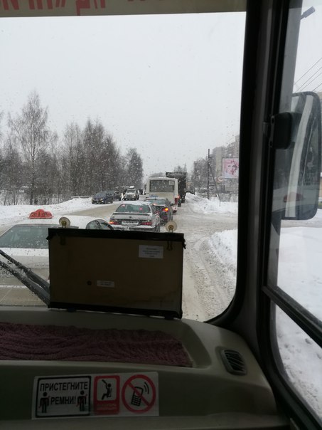 Новое Девяткино. Пробка в две стороны. Фура и ford перегородили всю дорогу. Главная улица полностью ...