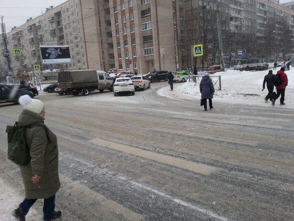 При повороте с Луначарского на Есенина догнал таки. Пустая канистра вместо аварийного знака.