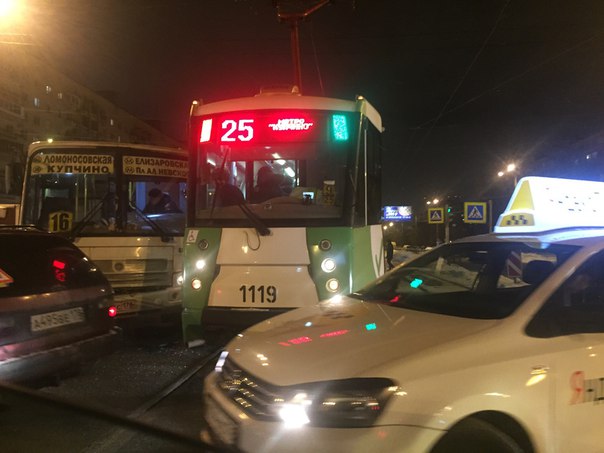 Трамвай, направлявшийся по Димитрова к Купчинской, задел маршрутку, поворачивавшую налево на Будапеш...