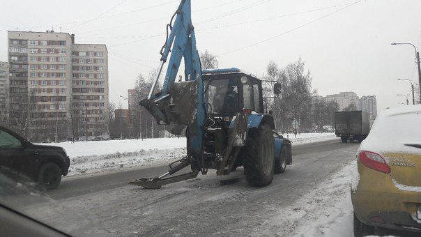 На Варшавской между Галстяна и Краснопутиловской трактор потерял колесо, стоит грустит, проезду меша...