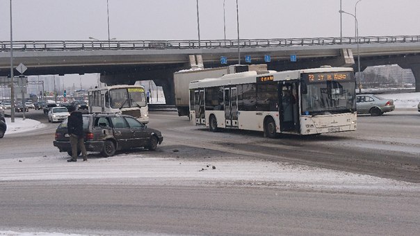 Под Дунайским путепроводом Пассат попал под автобус
