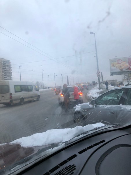 Въезд на Володарский мост в сторону Ломоносовской только со второго ряда