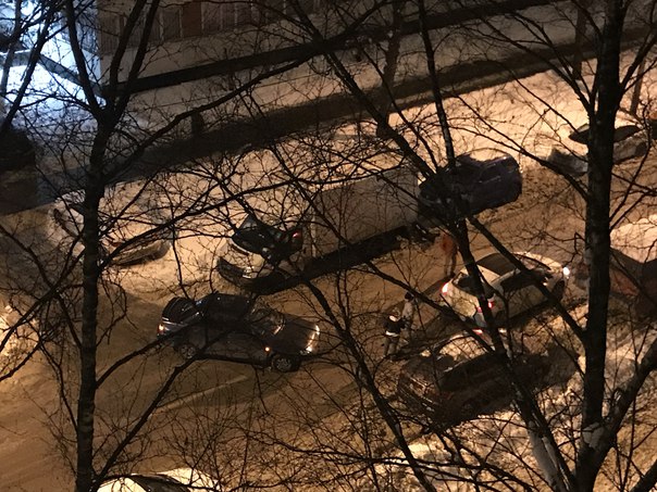 Второй день подряд на улице Руднева 27 (корпус 1) ДТП, выезжающий из двора не убидившись в безопасно...