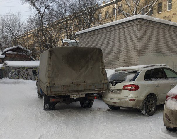 Стала свидетелем ДТП на Васильевском острове во дворе между 13-й и 14-й линией... Газель притерла Ре...