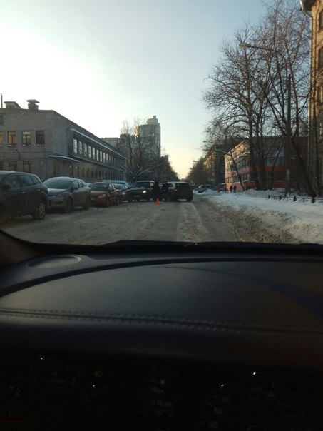 4 машины пострадало в ДТП на перекрестке улиц Покрышева и Дибуновской