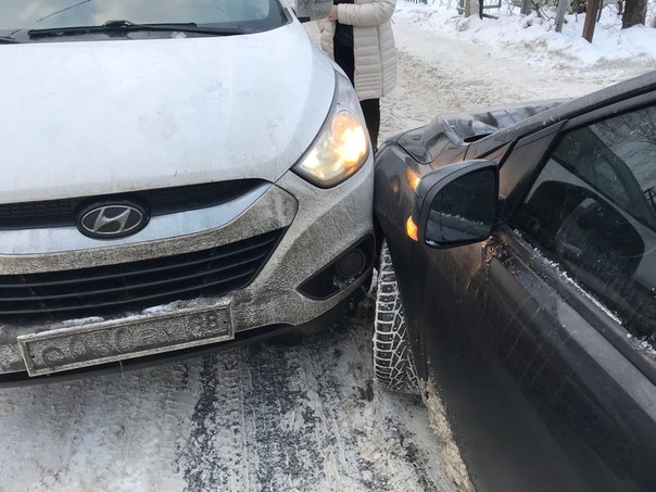 В Мурино на углу Веселой и Кооперативной - не веселое ДТП. Проезда нет. Ждём ГАИ