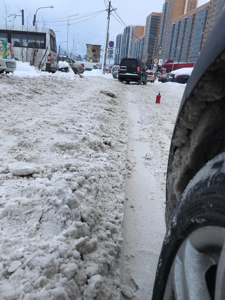 В Мурино на углу Веселой и Кооперативной - не веселое ДТП. Проезда нет. Ждём ГАИ