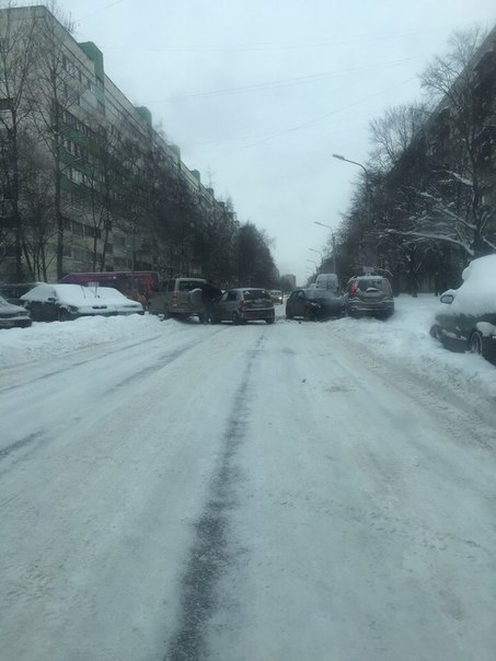 Улица Стойкости, между Солдата Корзуна и Генерала Симоняка. Перегородили дорогу.