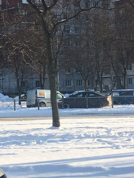 Метро приморская. Авария на ул. кораблестроителей, водителя на белой Renault развернуло. Служб нет.