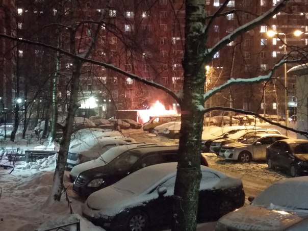 Горел мусорный бак во дворе на Кузнецова 20, рядом были припаркованны машины. Службы вызваны.