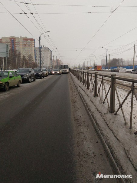 На улице Дыбенко, между Товарищеским проспектом и проспектом Большевиков, маршрутка врезалась в легк...