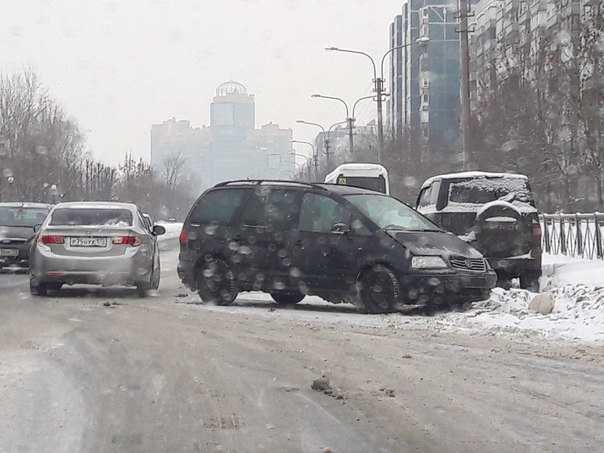 Догонялки на Планерной 41/2. VW выталкнул Хэндай.