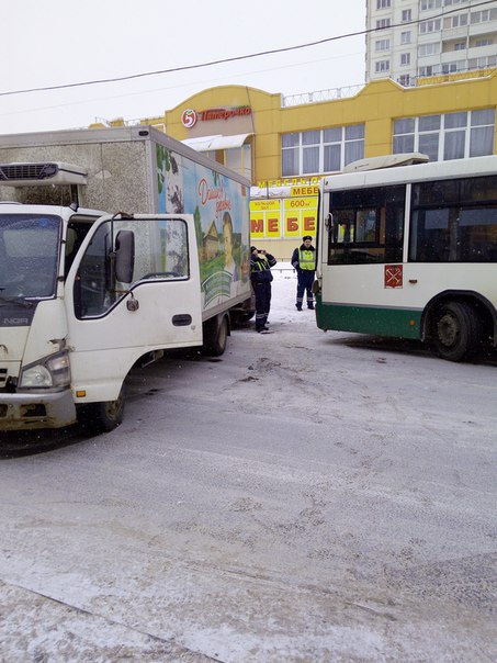 Автобус против грузовичка, на Рихарда Зорге, перед Доблести, около пятерочки.