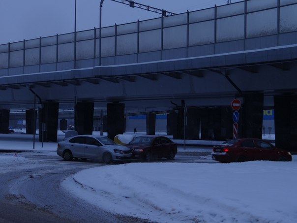 ДТП на Предпортовой улице (под новым путепроводом ).Затруднен проезд.