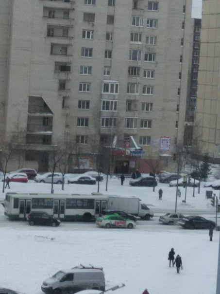 На Ленинском проспекте перед Доблести авария. Автобус, грузовик и 2 автомобиля.