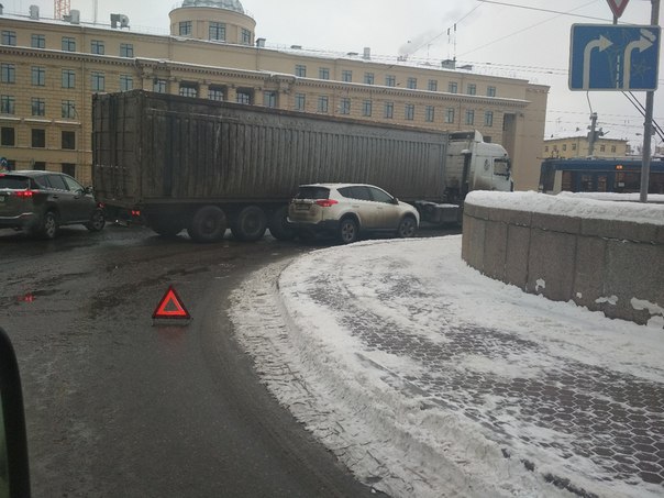 Въезд на мост Александра Невского в сторону центра.
