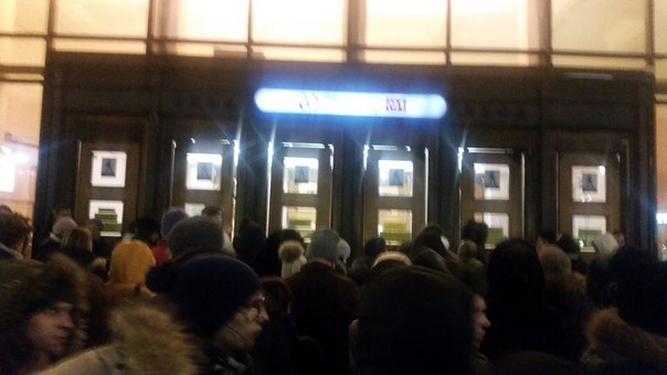С 18:40 станция метро Чернышевская закрыта в связи с обнаружением бесхозного предмета.
