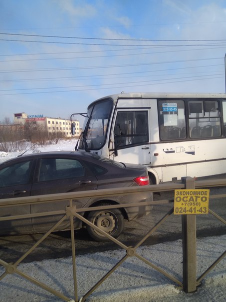 Маршрутка въехала в бок Ладе. Угол Софийской и Грузового проезда.