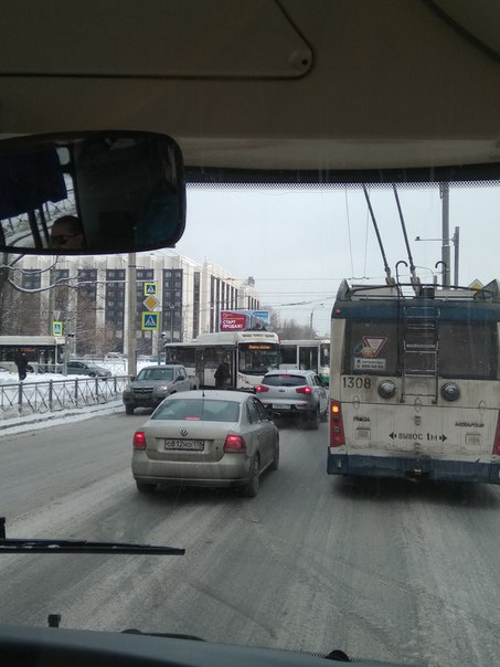 На пересечении Варшавской и Галстяна коллапс, 3 автобуса съехались на поле боя.