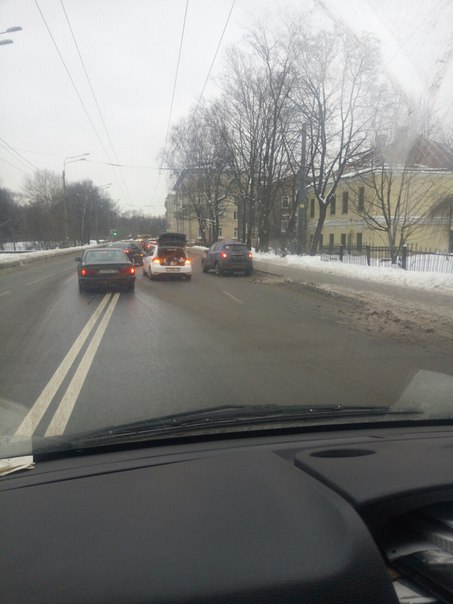 Волковский проспект, оба ряда заняты, пробки нет! Объезд по встречке через двойную сплошную.