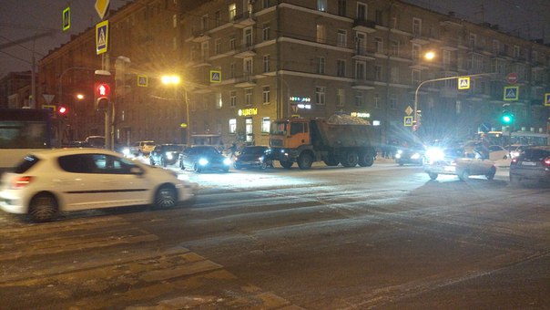 Снеговоз забодал автоледи на Мазде на перекрестке Благодатной и Варшавской улиц.