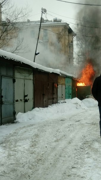 На Парголовской ул. горит гараж. Внутри машина.