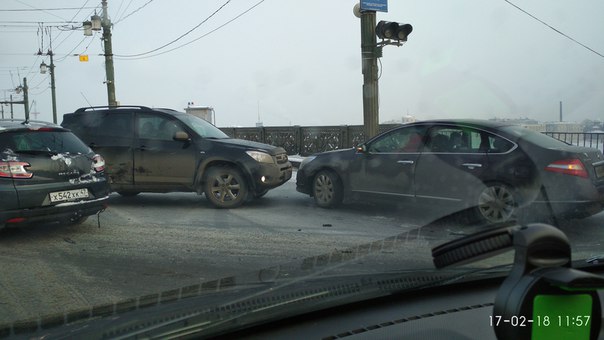 Авария из трех машин на Литейном мосту в сторону каменоостровского проспекта пробке быть ДПС нет, вс...