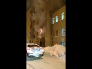 Пожар на ул. Бабушкина 133. Заброшенное здание. Пожарные прибыли быстро и уже приступили к тушению. ...