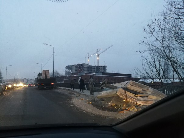 При повороте с Республиканской на Шаумяна, в сторону Якорной с грузовика свалился груз на тротуар. Ч...