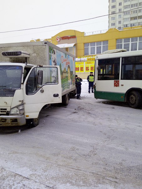 Автобус против грузовичка, на Рихарда Зорге, перед Доблести, около пятерочки.