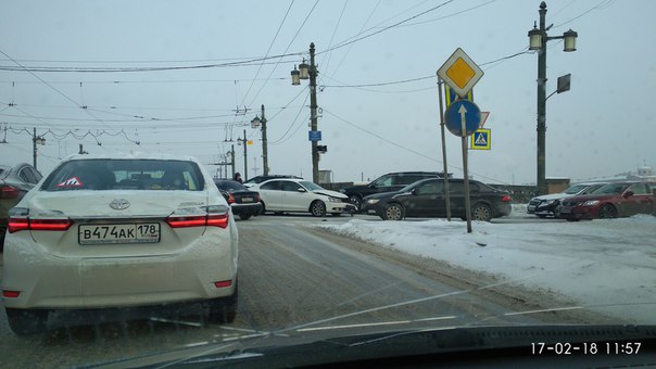 Авария из трех машин на Литейном мосту в сторону каменоостровского проспекта пробке быть ДПС нет, вс...