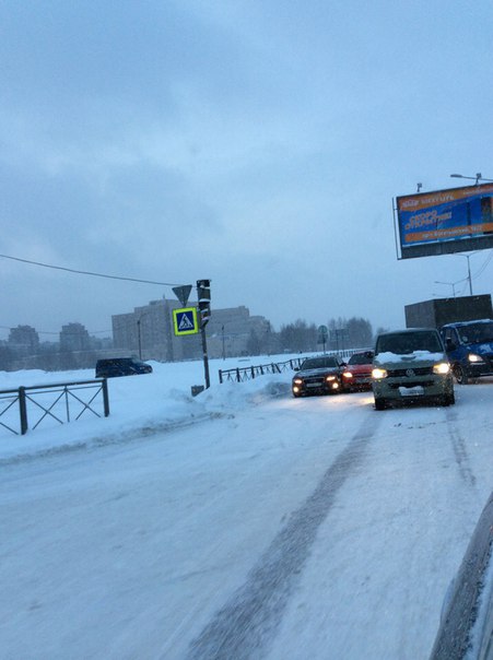 Трое притёрлись на перекрёстке Северного и Светлановского проспектов. Перекрыли всю проезжую часть. ...