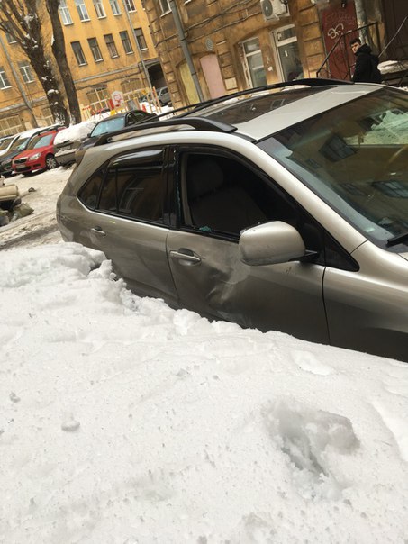 Сегодня на Загородном 17 с крыши упала глыба льда. УК отнекиваются от своей ответственности, будем р...